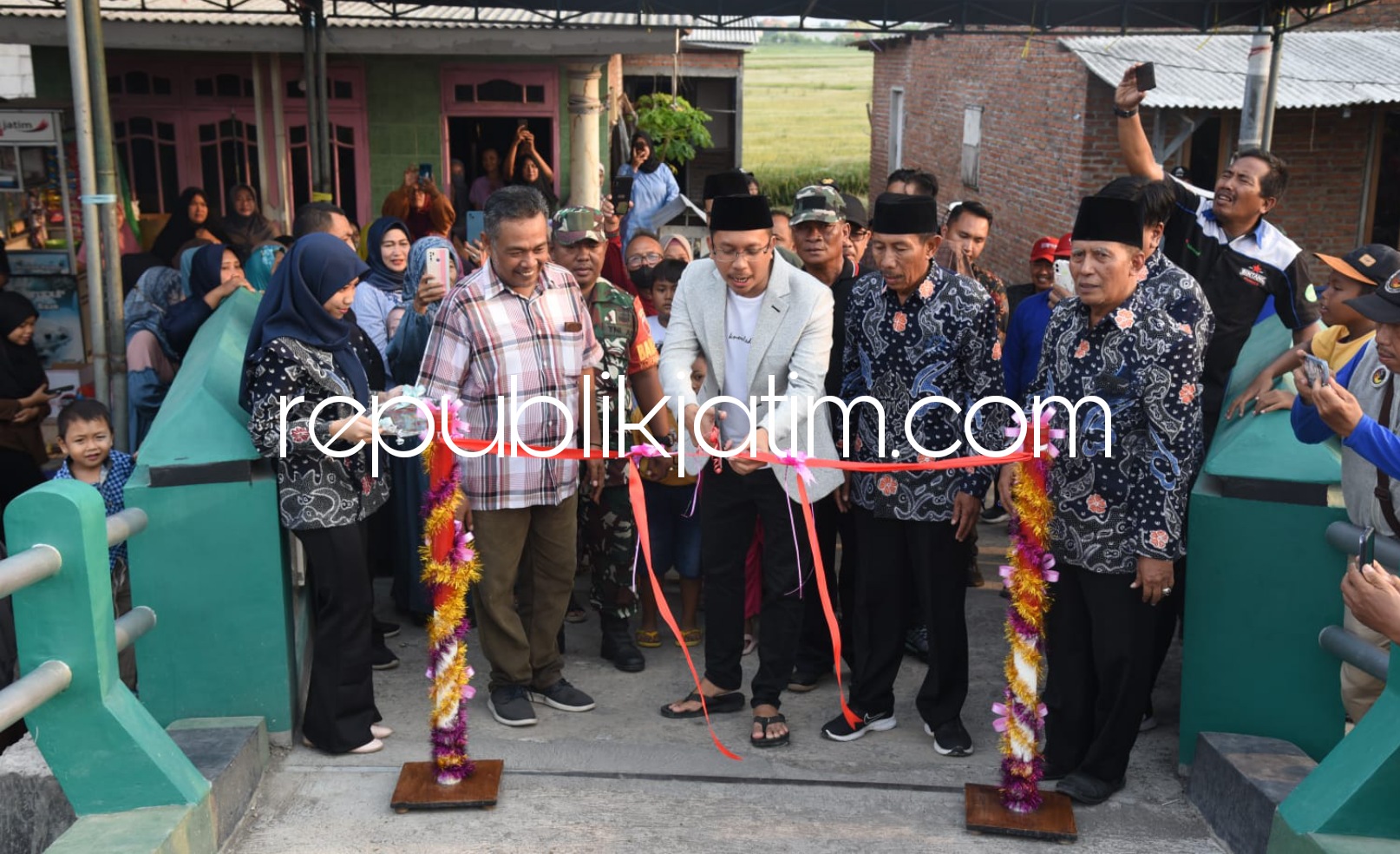 RESMIKAN - Bupati Sidoarjo, Ahmad Muhdlor Ali meresmikan jembatan Shirotol Mustaqim penghubung Desa Klurak dan Balongdowo, Kecamatan Candi, Sidoarjo, Minggu (24/12/2023) sore.