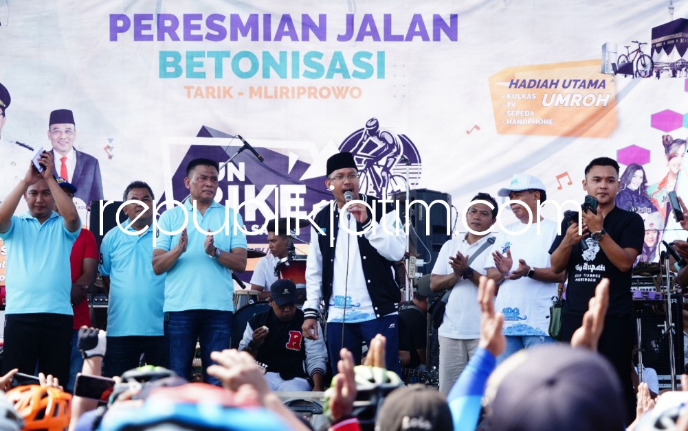 RESMIKAN - Bupati Sidoarjo, Ahmad Muhdlor Ali didampingi Wakil Ketua DPRD Kayan melepas peserta fun bike bertajuk Sepeda Santai dan Peresmian Jalan Betonisasi Desa Tarik - Mliriprowo digelar di Balai Desa/Kecamatan Tarik, Sidoarjo, Minggu (24/12/2023).