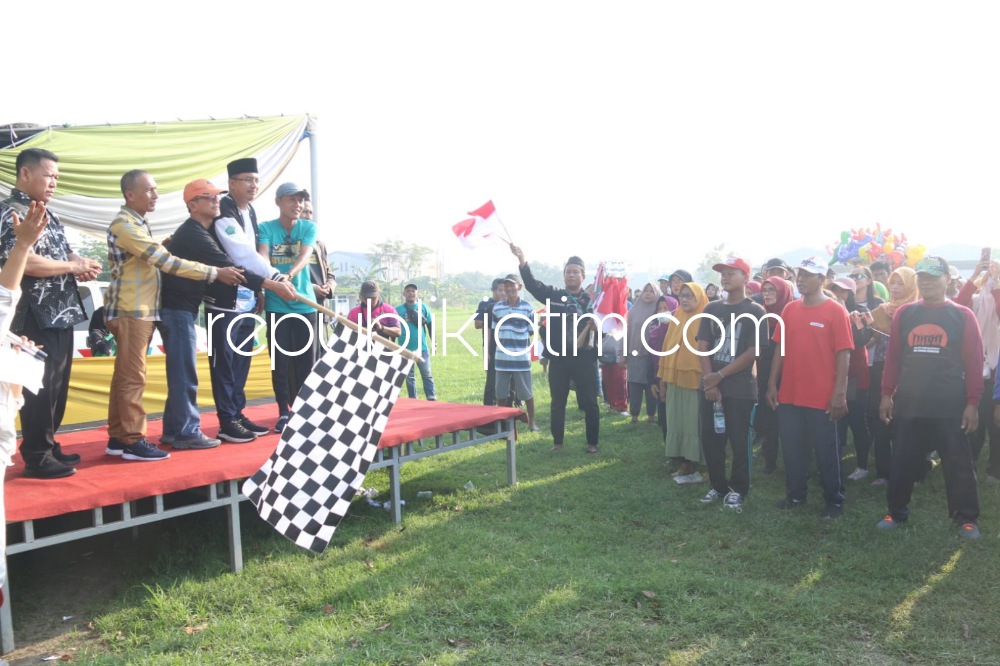 DAMAI - Bupati Sidoarjo, Ahmad Muhdlor Ali bersama warga menggelar Deklarasi Pemilu Damai Pemilih Pemula di Desa Banjarsari Kecamatan, Kecamatan Buduran, Sidoarjo. Minggu, (24/12/2023).