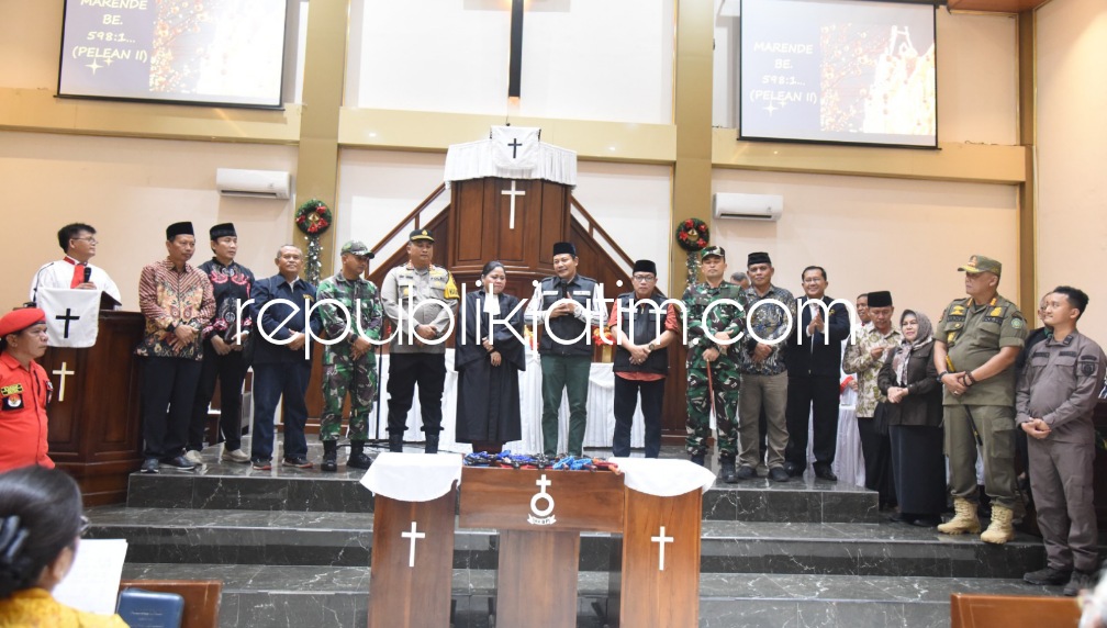 PANTAU - Wabup Sidoarjo Subandi bersama Ketua DPRD Usman, Pj Sekda Andjar Sujardianto, Kapolresta, Komandan Kodim 0816 dan Forkopimda Sidoarjo memantauan Pengamanan Keliling Malam Natal (Nataru) 2023 di sejumlah Gereja di Sidoarjo, Minggu (24/12/2023).