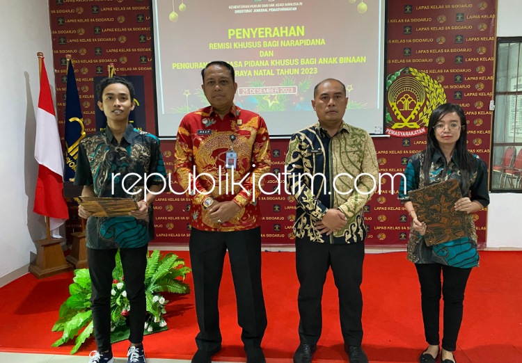 REMISI - Kadiv Pemasyarakatan Kanwil Kemenkumham Jatim, Asep Sutandar menyerahkan SK Remisi Natal dari Dirjen Pemasyarakatan secara simbolis kepada dua perwakilan narapidana di Lapas Sidoarjo, Senin (25/12/2023).