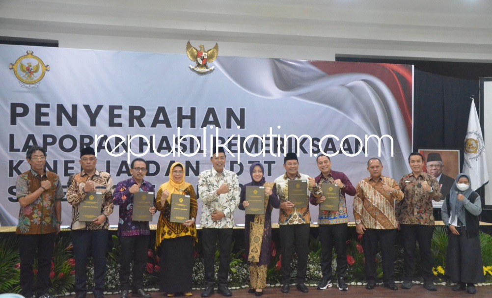 LHP - Wabup Sidoarjo Subandi menerima LHP dari Kepala Perwakilan BPK Jatim, Karyadi didampingi Wakil Ketua DPRD dan Pj Sekda di Kantor Badan Pemeriksa Keuangan (BPK) Provinsi Jatim di JL Raya Bandara Juanda, Gedangan, Sidoarjo, Jumat (22/12/2023).