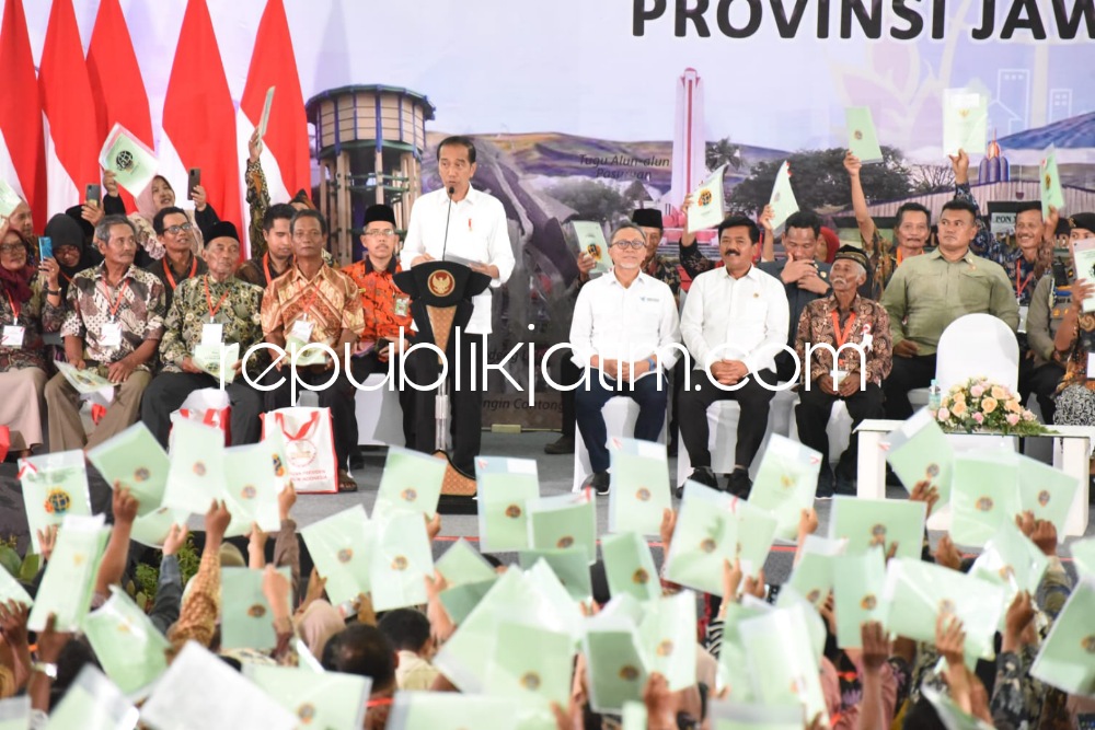 SERTIFIKAT - Sebanyak 5.000 sertifikat tanah untuk rakyat Provinsi Jawa Timur dibagikan Presiden RI Joko Widodo (Jokowi) di GOR Gelora Delta Sidoarjo dan di Masjid Agung Sidoarjo (MAS) yang berupa sertifikat tanah wakaf, Rabu (27/12/2023) sore.