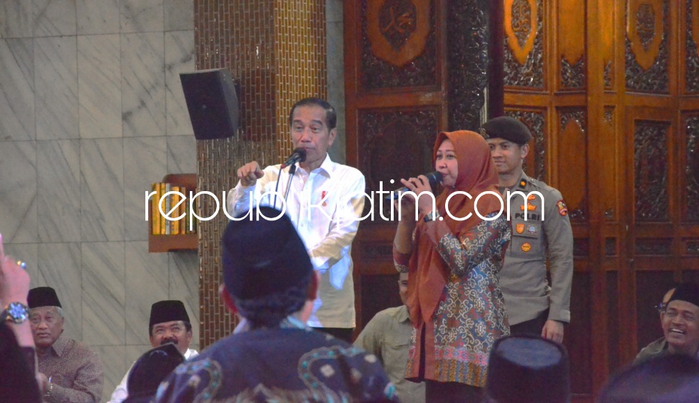 WAKAF - Presiden Joko Widodo menyerahkan langsung 1.000 sertifikat tanah wakaf yang ada di wilayah Provinsi Jawa Timur berlangsung di Masjid Agung Sidoarjo (MAS), Rabu (27/12/2023) sore.