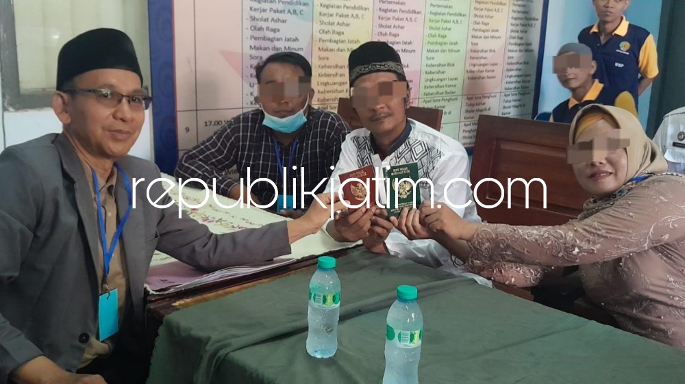 NIKAH - Seorang Warga Binaan Lapas I Surabaya Kanwil Kemenkumham Jatim, SH melangsung pernikahan dengan LS di Lapas Surabaya untuk melegalkan pernikahannya agar anaknya SS diakui status kependudukannya, Kamis (28/12/2023). 