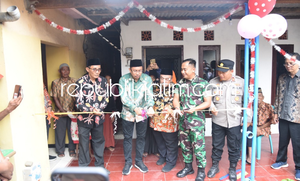 RESMIKAN - Bupati Sidoarjo Ahmad Muhdlor Ali meresmikan RTLH milik Andrik Sukisno dan Sumarto yang berada di RT 1 RW 1, Desa Keboharan, Kecamatan Krian, Sidoarjo bersama 504 unit lainnya, Kamis (28/12/2023).