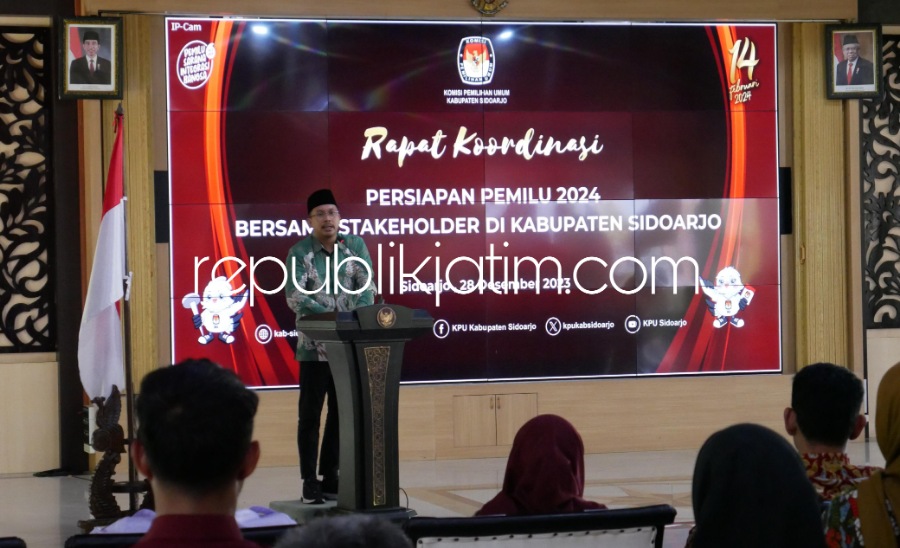 INSTRUKSIKAN - Bupati Sidoarjo, Ahmad Muhdlor Ali menginstruksikan kepada para Camat untuk menjaga distribusi logistik Pemilu 2024 saat rapat koordinasi persiapan Pemilu di Pendopo Delta Wibawa, Kamis (28/12/2023).