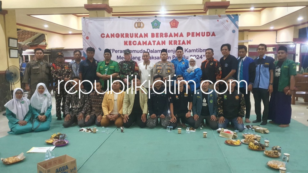 CANGKRUKAN - Kapolsek Krian AKP Daky Dzul Qornain menggelar Cangkrukan Kamtibmas bersama pemuda di Pendopo Kantor Kecamatan Krian, Rabu (27/12/2023) malam.