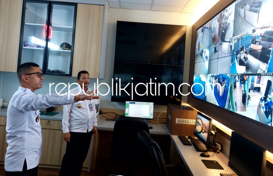 PENJELASAN - Kadiv Keimigrasian Kanwil Kemenkumham Jatim Herdaus (kiri) mendapatkan penjelasan sistem Clearance dari Kabid TPI Juanda Yudhistira Yudha, Jumat (29/12/2023).