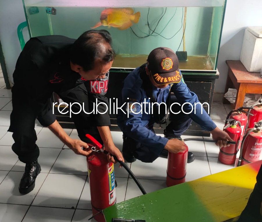 CEK - Petugas Lapas Kelas I Surabaya melakukan pengecekan Alat Pemadam Api Ringan (APAR) bersama petugas Pemadam Kebakaran (PMK) Pemkab Sidoarjo hingga ditemukan 7 unit APAR dalam kondisi tidak siap pakai, Sabtu (30/12/2023).