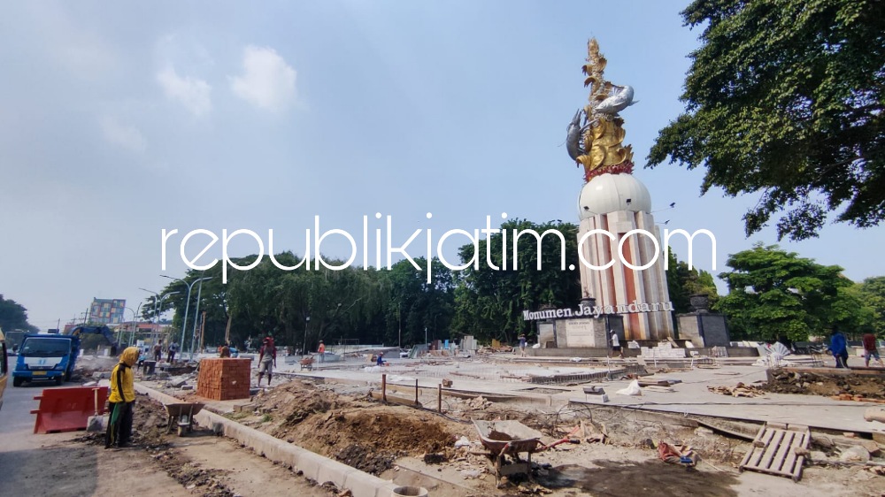 ESTETIK - Revitalisasi Alun-Alun Sidoarjo merubah wajah ruang terbuka hijau di Kota Delta semakin bersih, tertata rapi dan nyaman bagi pengunjung karena kabel bergelantung mulai utara hingga selatan monumen Jayandaru sudah bersih, Minggu (31/12/2023). 