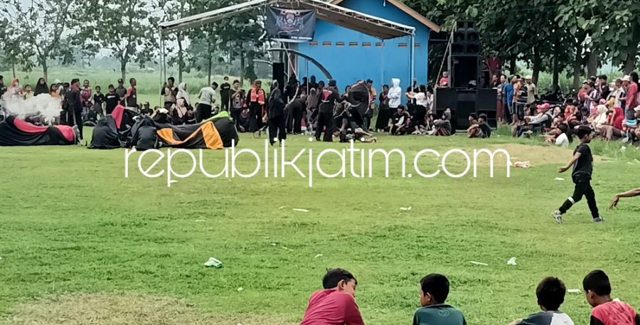 BANTENGAN - Puluhan pemain kesenian Bantengan asal Desa Kedungkembar, Kecamatan Prambon, Sidoarjo menghibur ratusan warga di Lapangan Kepadangan, Kecamatan Tulangan, Sidoarjo, Minggu (31/12/2023) sore.