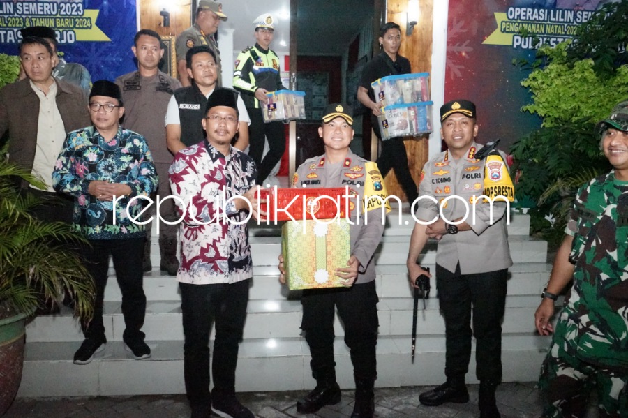 BINGKISAN - Malam pergantian Tahun Baru 2024, rombongan Bupati Sidoarjo Ahmad Muhdlor Ali bersama Forkopimda kompak mengecek pos pelayanan dan pengamanan tahun baru sekaligus membagikan bingkisan di sejumlah titik, Minggu (31/12/2023) malam.
