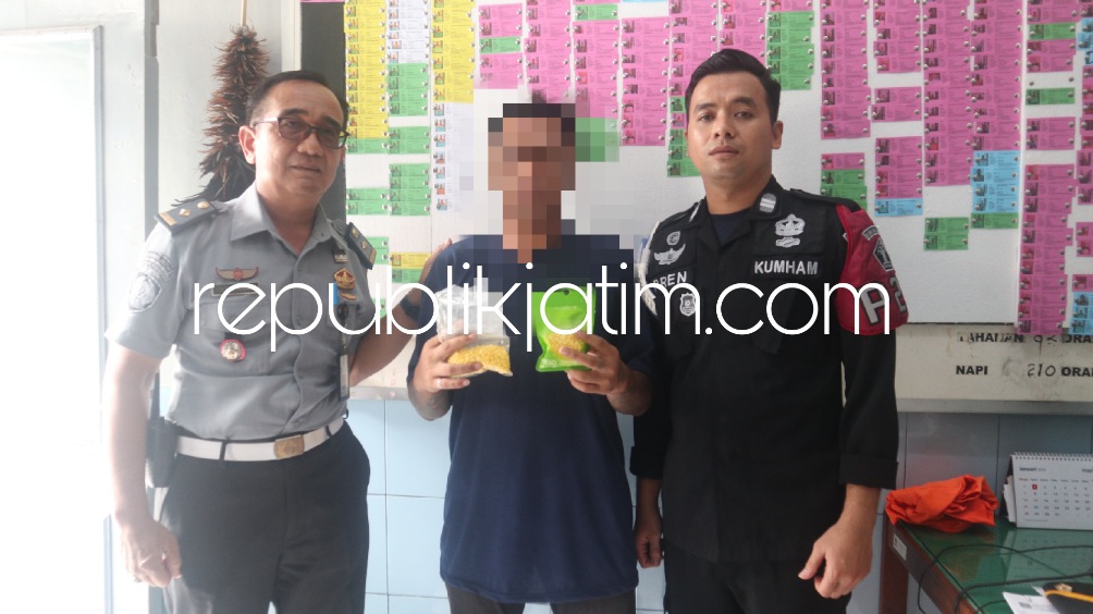 PERIKSA - Petugas Rutan Ponorogo memeriksa MC yang hendak mengunjungi narapidana ECP dengan membawa dua nasi bungkus yang didalamnya berisi sekitar 500 butir pil dextro, Selasa (02/01/2024).