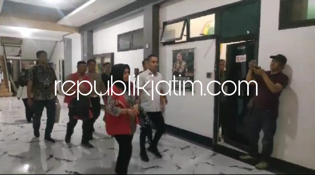 TAHAN - Sebanyak tiga orang pengurus KPRI Delta Tirta Sidoarjo periode 2012 - 2015 ditahan tim penyidik Pidana Khusus (Pidsus) Kejari Sidoarjo usai diperiksa beberapa jam, Selasa (02/01/2024) malam.