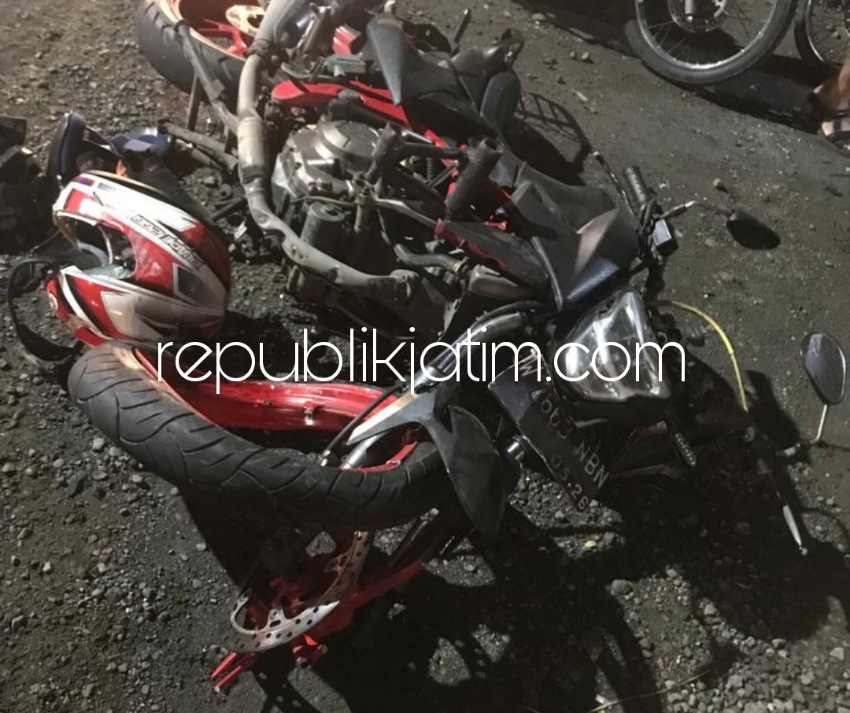 HANCUR - Bodi motor Honda CBR yang terlihat kecelakaan di JL Raya Desa Kramat Temenggung, Kecamatan Tarik, Sidoarjo tepat di depan Bank Benta hancur hingga menyebabkan 2 orang meninggal dunia, Rabu (03/01/2024) sore.