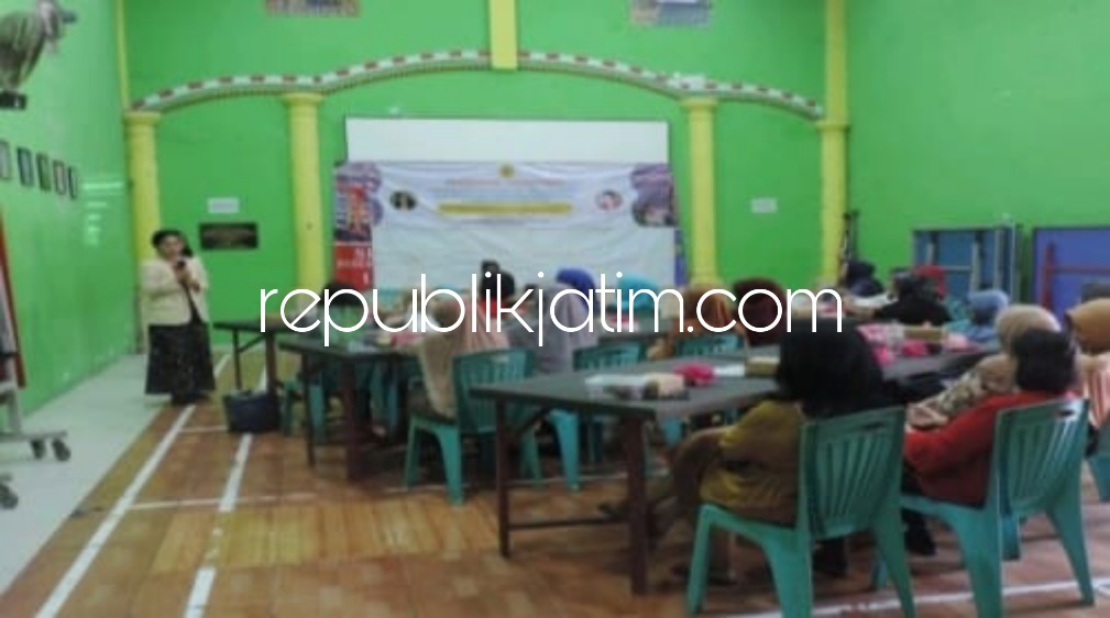 PENMAS - Tim program Pengabdian Masyarakat (Penmas) FEB UWKS memberi pelatihan kepada ibu-ibu di Lingkungan Perumahan Larangan Mega Asri, Kecamatan Candi, Sidoarjo dengan menciptakan produk bernilai ekonomis dari modal sampah anorganik kemarin.