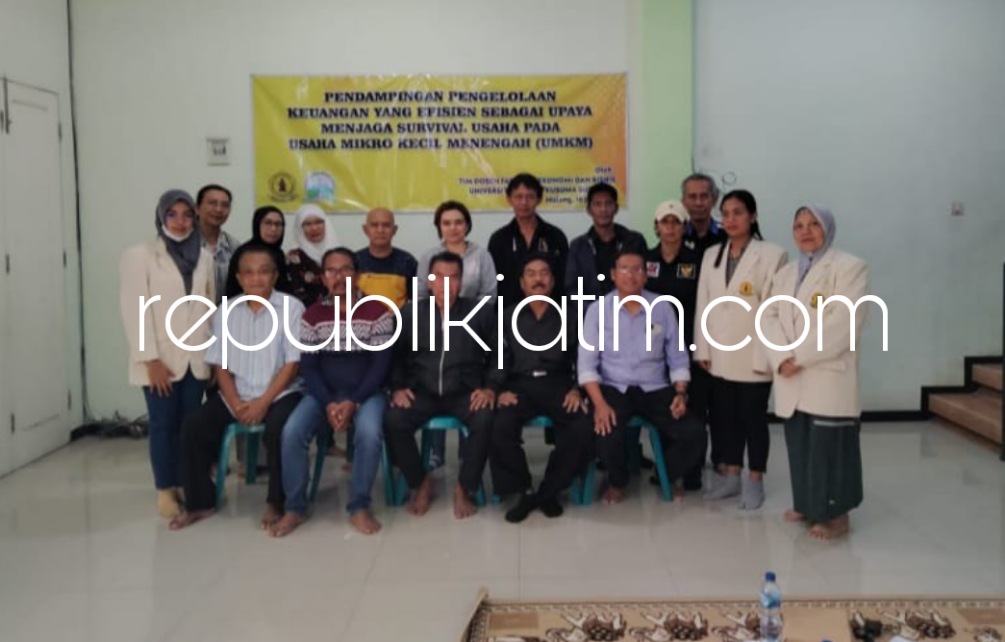 PENMAS - Tim program Pengabdian Masyarakat (Penmas) FEB UWKS yang diketuai Drs Ec Iman Karyadi, MM, Ak, CA mendampingi asosiasi pelaku Usaha Mikro dan Kecil (UKM) Paguyuban Pedagang Wisata Belanja Tugu Velodrome (PPWBTV) Sawojajar, Malang kemarin.