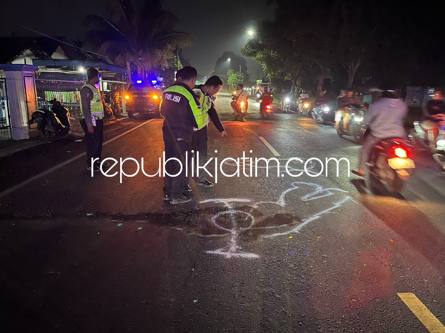 TKP - Sejumlah petugas Satuan Lantas Polresta menggelar olah TKP kecelakaan yang melibatkan motor, dump truk dan sebuah mobil yang kabur di JL Raya Desa Bakungtemenggungan, Kecamatan Balongbendo, Sidoarjo, Sabtu (06/01/2024) malam.