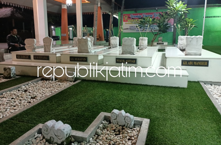 SEPUH - Beberapa tokoh agama sepuh yang dimakamkan di Makam Kuno Dusun Sono, Desa Sidokerto, Kecamatan Buduran, Sidoarjo yang berada di Asrama Gudang Pusat Senjata (Gupusjat) Optronik II Puspalad, JL Kesatrian, Minggu (07/01/2024) malam.