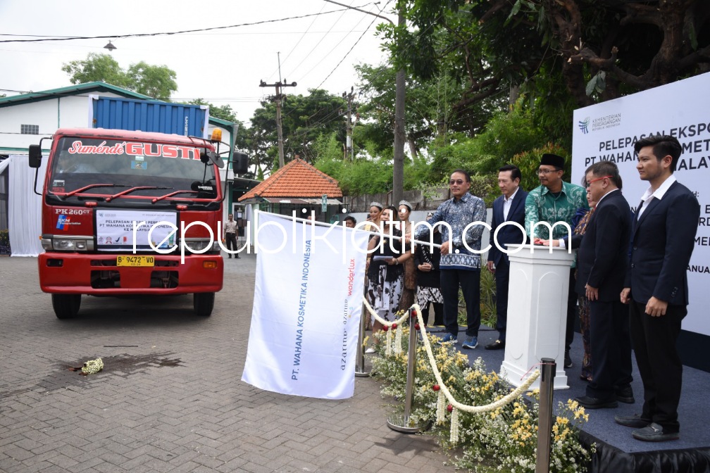 EKSPOR - Bupati Sidoarjo Ahmad Muhdlor mendampingi Dirjen Pengembangan Ekspor Nasional Kemendag RI Didi Sumedi melepas ekspor perdana produk kosmetik PT Wahana Kosmetika Indonesia ke Malaysia di Pergudangan Gedangan Permai, Sidoarjo, Senin (08/01/2024).