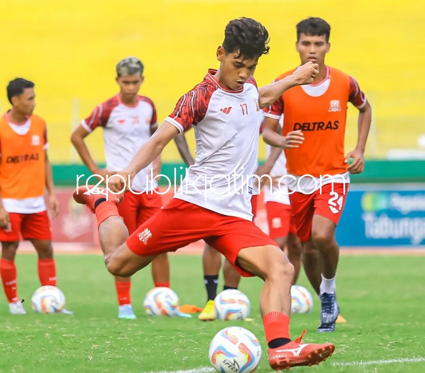 LATIHAN - Tim Deltras FC siap bermain di Stadiun Gelora Delta Sidoarjo saat babak 12 besar Liga 2 Indonesia. 