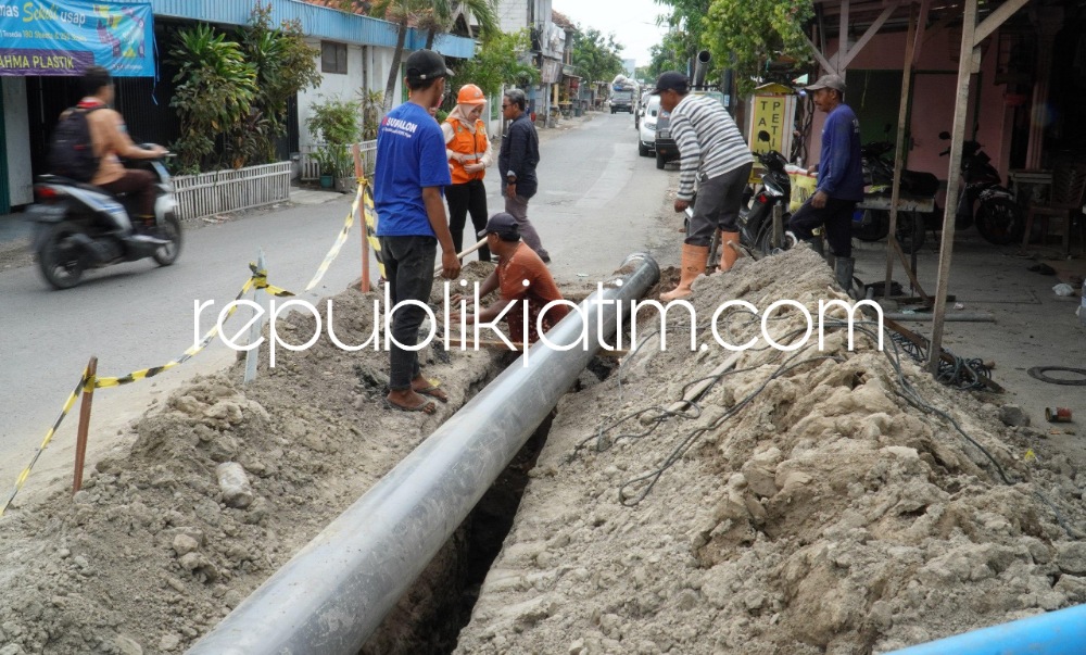 JARINGAN - Salah satu upaya memenuhi target 25.000 pelanggan Perumda Delta Tirta membuka jaringan baru untuk Sambungan Rumah (SR) dan Sambungan Langsung (SL), Selasa (09/01/2024). 