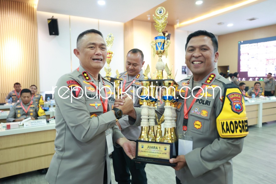 PENGHARGAAN - Kapolda Jatim, Irjen Pol Imam Sugianto didampingi Wakapolda Brigjen Pol Ahmad Yusep Gunawan memberi tiga penghargaan kepada Polresta Sidoarjo yang diterima Kombes Pol Christian Tobing di Polda Jatim, Selasa (09/01/2024).