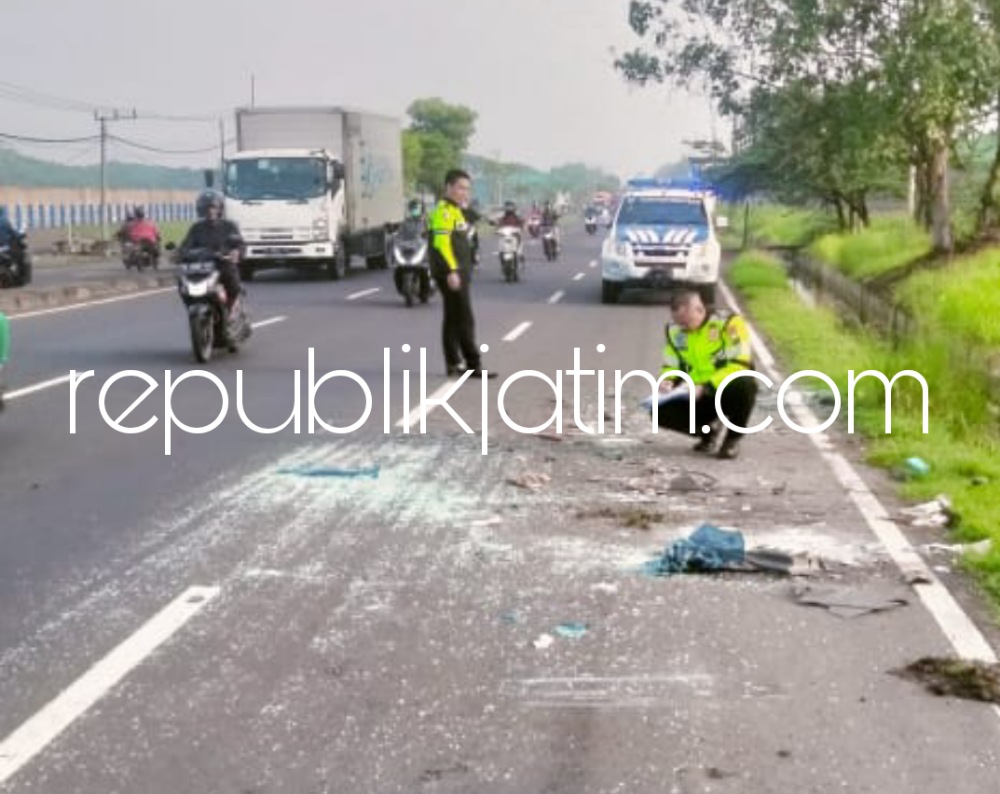 TKP - Sejumlah petugas Satuan Lantas, Polresta Sidoarjo menggelar olah TKP kecelakaan yang menewaskan seorang penumpang antara mobil Elf dan truk di JL Raya Surabaya - Malang di depan Tanggul Lumpur Lapindo, Kecamatan Porong, Sidoarjo, Kamis (11/01/2024).