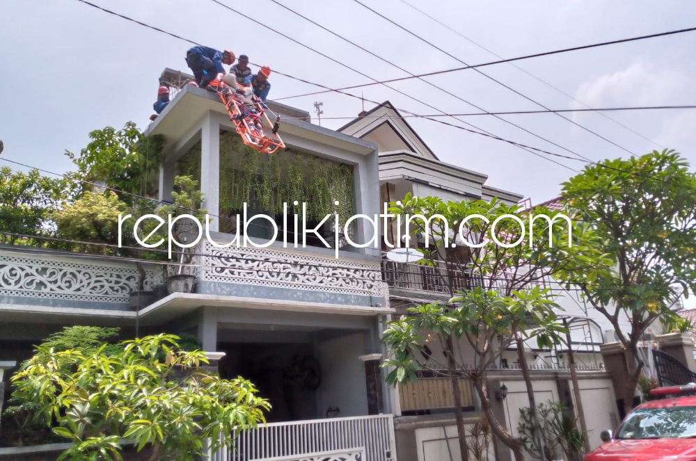 EVAKUASI - Petugas Rescue BPBD Pemkab Sidoarjo menyelamatkan nyawa korban tersengat listrik saat membenahi rumah Ibu Damar di Perumahan Delta Sari, Kecamatan Waru, Sidoarjo, Kamis (11/01/2024). 