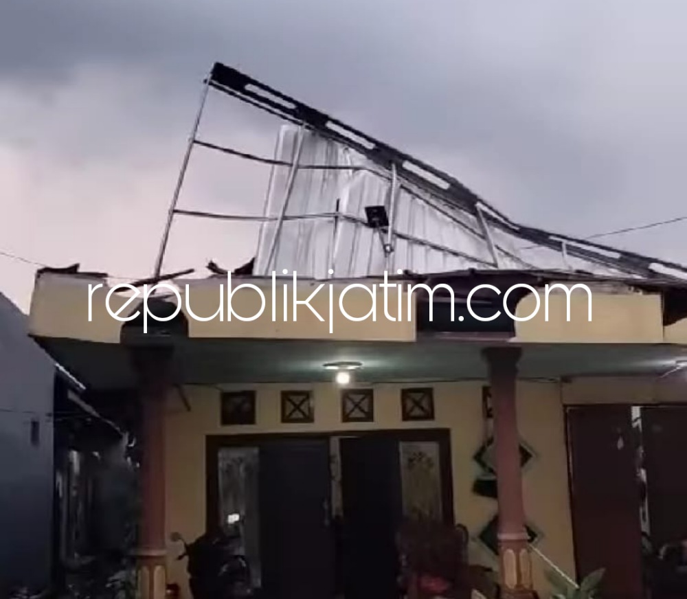 RUSAK - Puluhan rumah warga yang tersebar di tiga kecamatan di Sidoarjo rusak akibat amukan angin puting beliung seperti halnya rumah warga Desa Tanjekwagir, Kecamatan Krembung, Sidoarjo, Kamis (11/01/2024) petang.