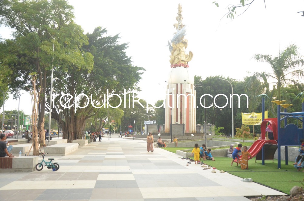 LENGKAP - Bupati Sidoarjo, Ahmad Muhdlor Ali memastikan pembangunan wahana bermain anak playground, air mancur dan layanan free wifi (internet) gratis di Alun-Alun Sidoarjo semakin menjadikan Alun-Alun sebagai tempat wisata (healing), Jumat (12/01/2024).