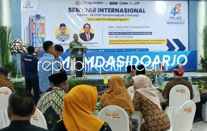 PAPARAN - Kepala Smamda, M Zainul Arifin menyampai sejumlah paparan program, keberhasilan serta prestasi Smamda yang memasuki usia ke 48 tahun di Audutorium KH AR Fachruddin Smamda Sidoarjo, Sabtu (13/01/2024).