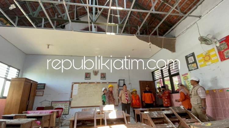 AMBROL - Wabup Sidoarjo Subandi meninjau SDN Jiken, Kecamatan Tulangan dan MI Wachid Hasyim Wonomlati, Kecamatan Krembung yang atapnya ambrol akibat diterjang angin puting beliung, Sabtu (13/01/2024).