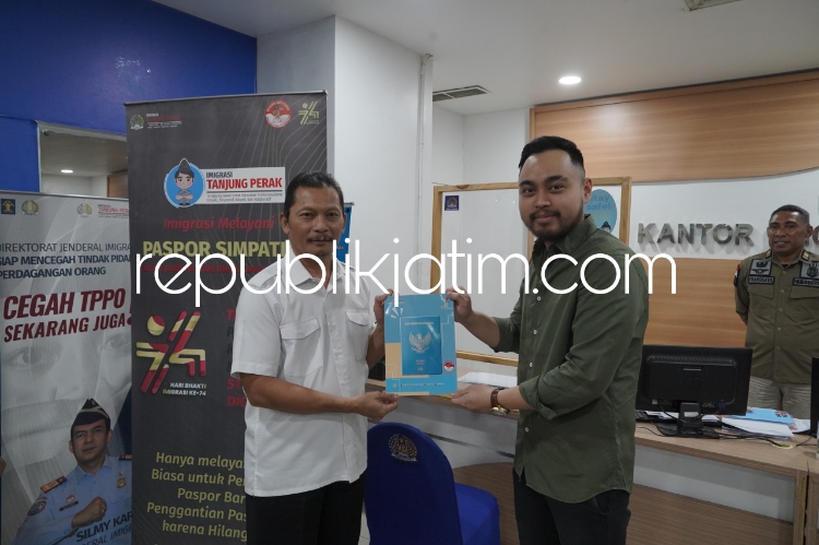 HBI - Kepala Divisi Keimigrasian Kanwil Kemenkumham Jatim, Herdaus bersama dengan pejabat struktural meninjau titik pelayanan di Unit Layanan Paspor Pasar Atom Mall yang menjadi wilayah kerja Kantor Imigrasi Kelas I Tanjung Perak, Sabtu (13/01/2024).