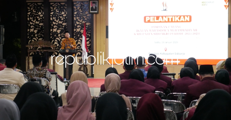 PESAN - Bupati Sidoarjo Ahmad Muhdlor Ali memberikan pesan moral bagi para pemuda di sela Pelantikan Pimpinan Cabang (PC) Ikatan Mahasiswa Muhammadiyah (IMM) Sidoarjo di Pendopo Delta Wibawa, Sabtu (13/01/2024) malam.