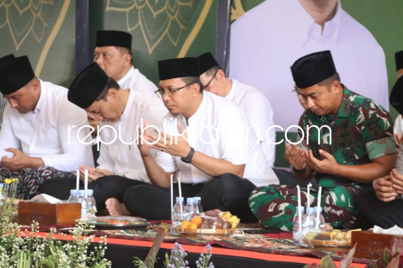 DOA BERSAMA - Bupati Sidoarjo Ahmad Muhdlor Ali doa bersama sekitar seribu anak yatim piatu di Pendopo Delta Wibawa, Minggu (14/01/2024). 