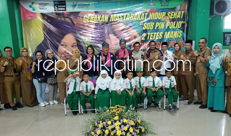 POLIO - Dirjen Pencegahan dan Pengendalian Penyakit (P2P) Kemenkes, Maxi Rein Rondonuwu, Bupati Sidoarjo Ahmad Muhdlor Ali, Dinkes Provinsi Jatim dan Dinkes Sidoarjo saat pemberian Imunisasi Polio siswa MINU JL KH Mukmin, Sidoarjo, Senin (15/01/2024).