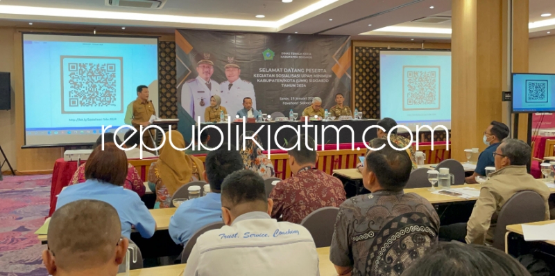 SOSIALISASI - Wabup Sidoarjo Subandi membuka acara sosialisasi UMK Tahun yang digelar Dinas Tenaga kerja (Disnaker) Pemkab Sidoarjo di Hall Fave Hotel Sidoarjo, Senin (15/01/2024).