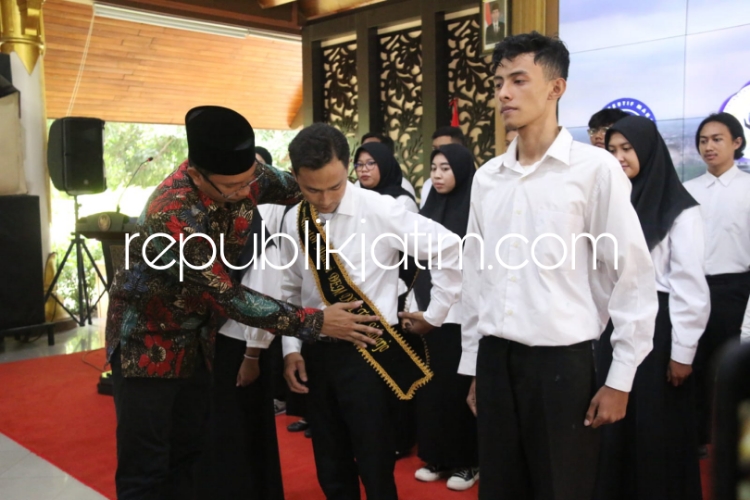 KUKUHKAN - Bupati Sidoarjo, Ahmad Muhdlor Ali mengukuhkan sebanyak 24 pengurus Aliansi BEM Delta Sidoarjo di Pendopo Delta Wibawa, Senin (15/01/2024).