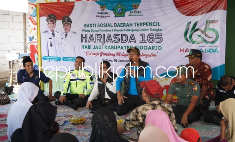 BAKSOS - Bupati Sidoarjo Ahmad Muhdlor Ali bersama Forkopimda mengunjungi kampung terpencil Dusun Pucukan, Desa Gebang, Kecamatan Sidoarjo untuk melaksanakan Bakti Sosial (Baksos) Harjasd ke 165, Selasa (16/01/2024).