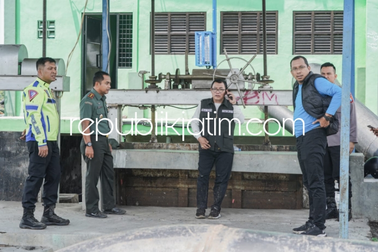 CEK - Bupati Sidoarjo Ahmad Muhdlor Ali bersama Ketua DPRD Usman, Kapolrestabes Sidoarjo Kombes Pol Christian Tobing serta Dandim 0816 Sidoarjo Letkol Inf Guntung Dwi Prasetyo mengecek rumah pompa Banjarpanji, Kecamatan Tanggulangin, Selasa (16/01/2024).