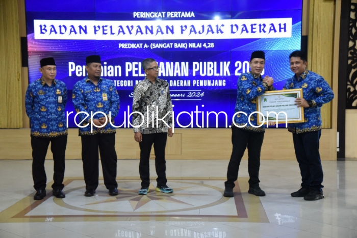 PENGHARGAAN - Pj Sekda Sidoarjo, Andjar Surjadianto mewakili Bupati Sidoarjo, Ahmad Muhdlor Ali memberikan penghargaan kepada sejumlah OPD berprestasi dan inovatif di Pendopo Delta Wibawa, Rabu (17/01/2024). 