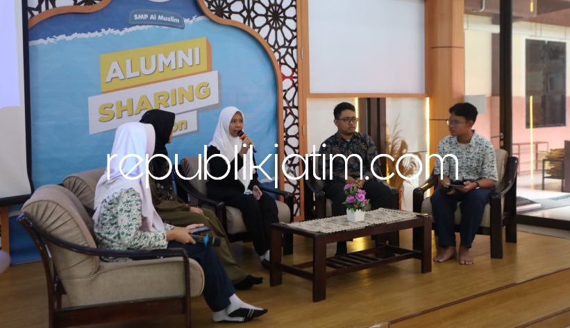 SHARING - SMP Al Muslim menggelar kegiatan Alumni Sharing Session dengan mengundang tiga alumni untuk membagikan kisahnya masing-masing pada profesi dan prestasinya yang diraih saat ini di Aula SMP Al Muslim, Rabu (17/01/2024).