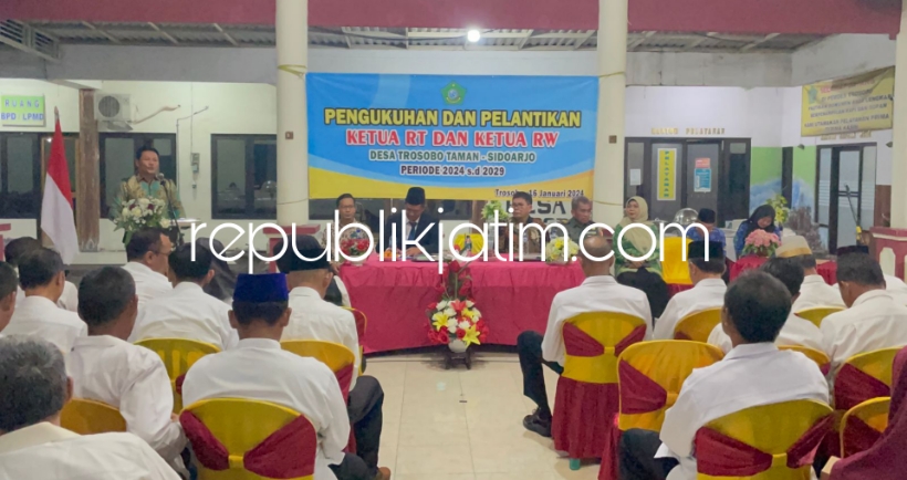 PELANTIKAN - Wakil Bupati (Wabup) Sidoarjo, Subandi menghadiri pelantikan Ketua RT dan RW di Desa Trosobo, Kecamatan Taman, Sidoarjo, Selasa (16/01/2024) malam.