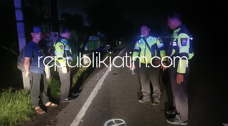 TEWAS - Karyawan PT Tjiwi Kimia, M Lukman Iswanto warga Ngabar, Kecamatan Jetis Mojokerto tewas pulang kerja usai motornya ditabrak Bus Sugeng Rahayu di JL Raya Surabaya - Mojokerto di Jembatan Tado Desa Singkalan, Kecamatan Balongbendo, Sidoarjo, Rabu (1