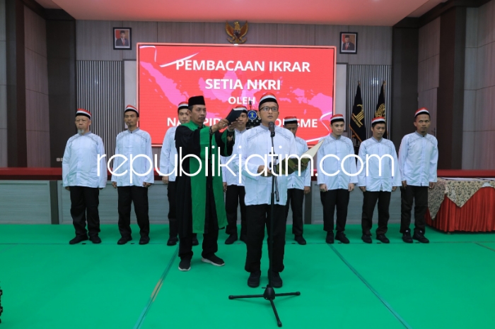 IKRAR - Sembilan narapidana kasus terorisme di Lapas I Surabaya mengucapkan ikrar setia kepada Negara Kesatuan Republik Indonesia (NKRI) salah satu kunci suksesnya kolaborasi melibatkan eks warga binaan kasus terorisme, Kamis (18/01/2024).