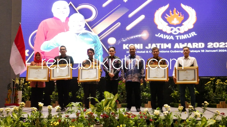 PENGHARGAAN - Bupati Sidoarjo, Ahmad Muhdlor Ali menerima penghargaan Pemerintah Peduli Olahraga pada Ajang KONI Jatim Award 2023 yang diwakili Plt Kepala Disporapar Pemkab Sidoarjo Yudi Irianto di Harris Hotel & Convention, Surabaya, Kamis (18/01/2024).