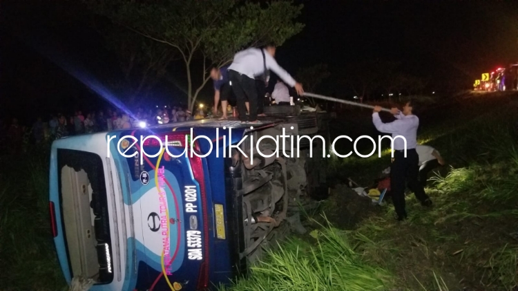 TERGULING - Bus PO Pratama Putra yang ditumpangi rombongan siswa dan siswi SMAN 1 Sidoarjo terguling dan masuk jurang di Tol Ngawi, Kamis (18/01/2024) malam. 