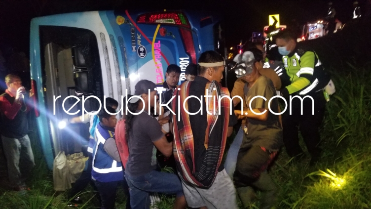 EVAKUASI - Sejumlah petugas mengevakuasi para korban terluka dalam kecelakaan Bus PO Pratama Putra di Tol Ngawi, Kamis (18/01/2024) malam.
